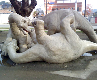 Diferentes dinosaurios realizados a escala
